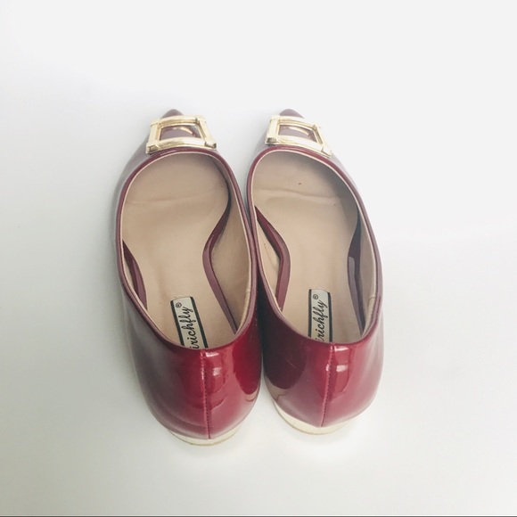 Red Pointed Leather Flats With Gold Buckle - Picture 4 of 6